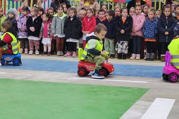 Новооткритата специализирана детска площадка по безопасност на движението в Детска градина "Юрий Гагарин" в Пазарджик