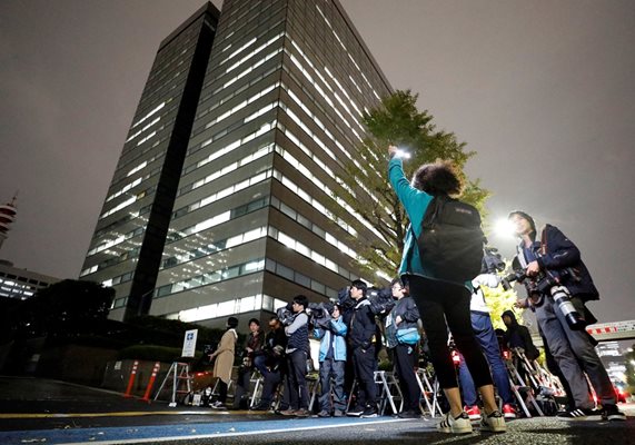 Журналисти се тълпят пред прокуратурата в Токио, която арестува Гон.