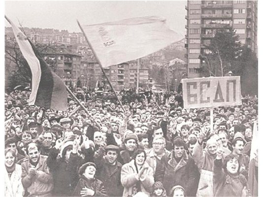 Протестиращи великотърновци през 1990 г.