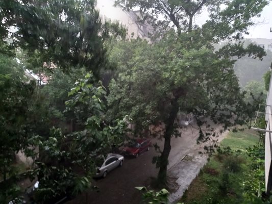 Улиците на Пловдив опустяха бързо заради бурята.