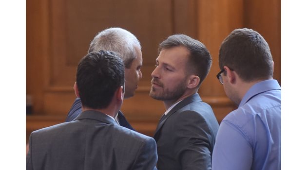 Искрен Митев (вдясно) обвини Костадин Костадинов в лицемерие, след което лидерът на "Възраждане" се доближи до депутатската му банка и го хвана за вратовръзката СНИМКА: ВЕЛИСЛАВ НИКОЛОВ
