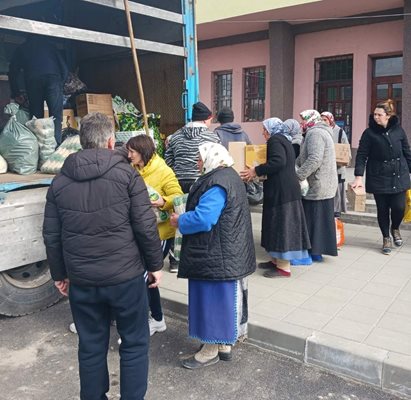 От Община Белица натовариха един камион и два буса с помощи за пострадалите в Турция.