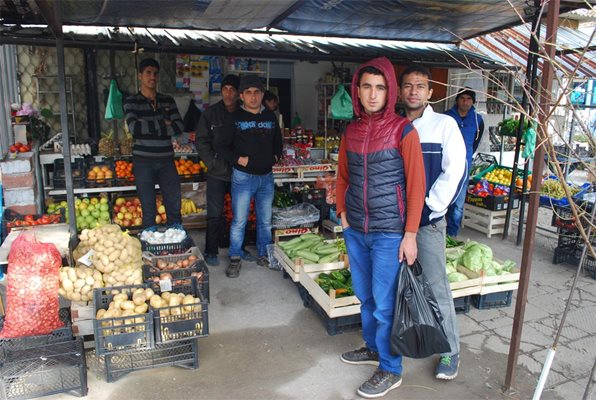 Сирийци масово пазаруват на зеленчуковия пазар.  СНИМКА: АВТОРЪТ