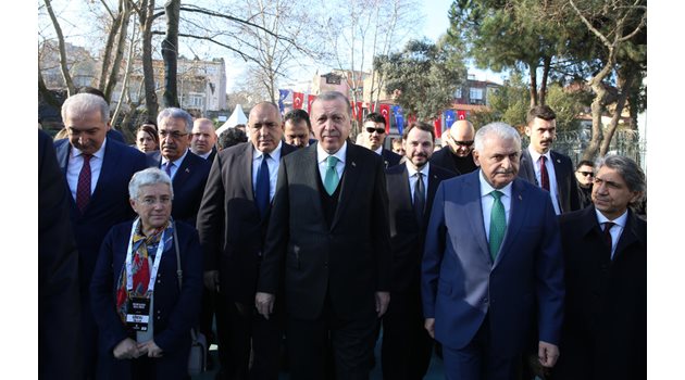 Архитект Фикрие Булунмаз се отправя с официалните лица за тържественото откриване на храма на 7 януари 2018 г. - вдясно от нея са българският премиер Бойко Борисов и турският президент Реджеп Ердоган.