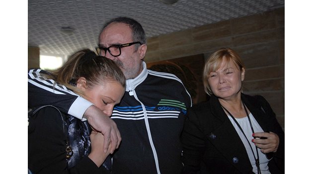 Янков прегръща съпругата си и дъщеря си след освобождаването му от ареста.