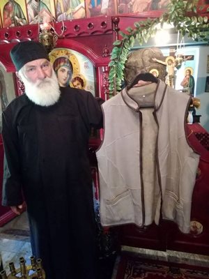 Отец Антим с елечето на светеца пред олтара