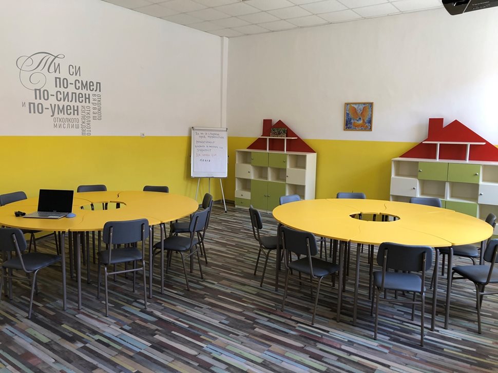 Кабинетът по приобщаващо образование в Чавдар е проектиран по идея на училищния психолог Неделина Найденова.