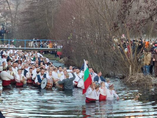 Кметът на града Румен Стоянов води хорото с българското знаме.