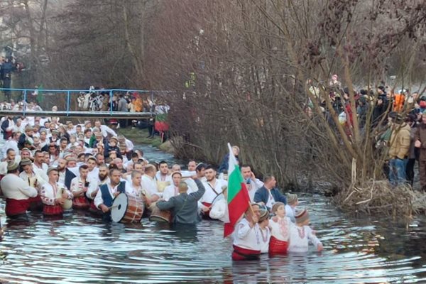 Кметът на града Румен Стоянов води хорото с българското знаме.