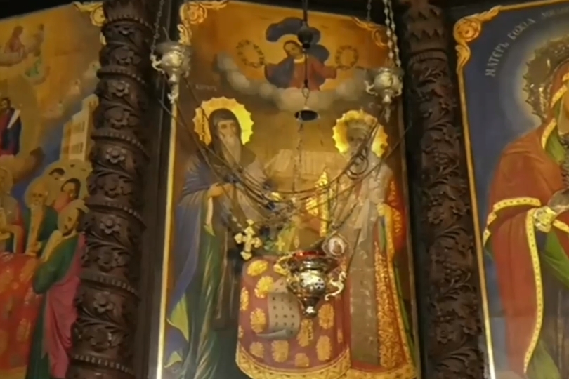 Чудотворна икона на светите братя в Клисурския манастир дарява с деца около Богородица