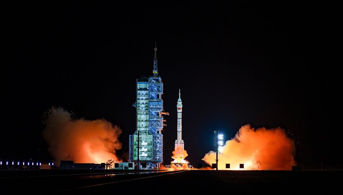 Екипажите на „Шънджоу-15“ и „Шънджоу-14“ се събраха в китайската орбитална станция