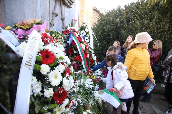 Десетки хора се стекоха да почетат паметта на Васил Левски
СНИМКА: Николай Литов