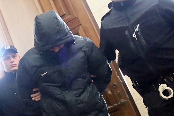 Алек Димитров отрече дрогата да е негова, но съдът го остави в ареста.

СНИМКА: РУМЯНА ТОНЕВА