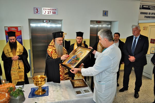 Митрополит Николай освети иконата, подарена от кмета на Пловдив Здравко Димитров на Клиниката.