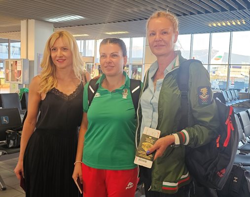 Стефка Костадинова и Антоанета Костадинова се снимат с жена, която пожела успех на тях и всички български спортисти в Париж.

СНИМКИ: НАЙДЕН ТОДОРОВ