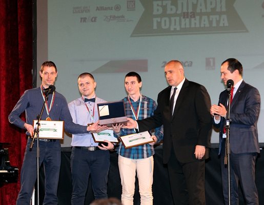 Министър-председателят Бойко Борисов връчва голямото отличие на Емилиян Кадийски, Тонко Влахов и Тихомир Кръстев, инициатори и двигатели на “Враца софтуер общество”
