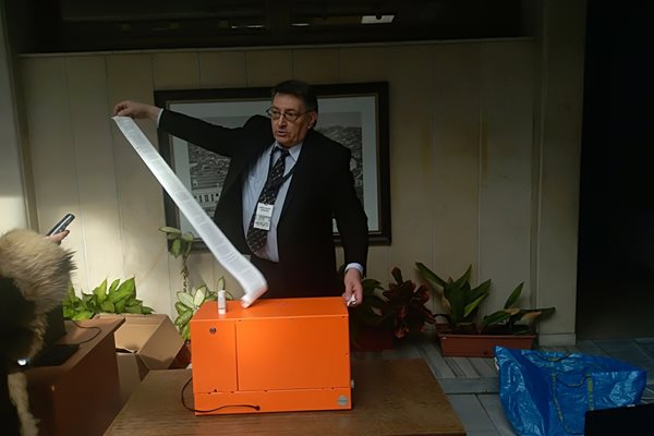 Инж. Александър Чобанов с машината за гласуване
