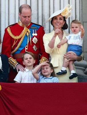 Уилям и Кейт с децата си прицеса Шарлот, принц Джордж и принц Луи   СНИМКА: Ройтерс