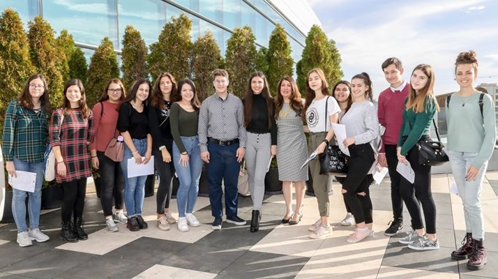 Г-жа Мустафа се срещна с бъдещи български журналисти. 20 ученици, които това лято завършиха спонсорирания от американското посолство Bootcamp за медийна грамотност, имаха възможност да разговарят с дипломатката.