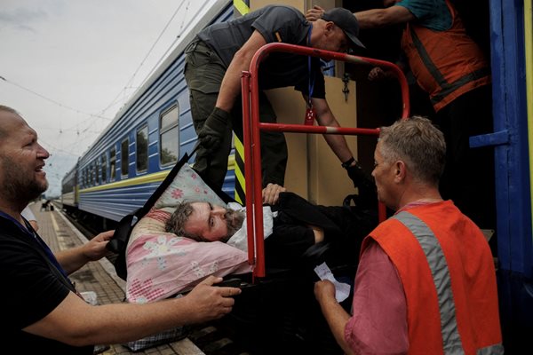 Евакуация на 58-годишния Олександър Сугачов от град Бахмут, Украйна, пострадал след обстрел на руските сили