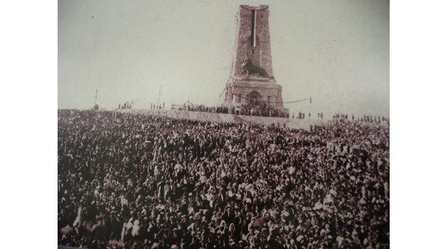 На тържеството за откриването и освещаването на Паметника на свободата на 26 август 1934 г. на връх Шипка се качили 100 хиляди българи.