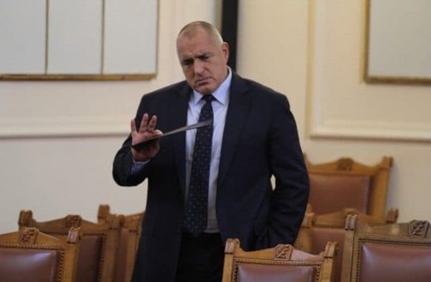 Бойко Борисов замислен с папка пред мястото на премиера в парламента
Снимка: Фейсбук