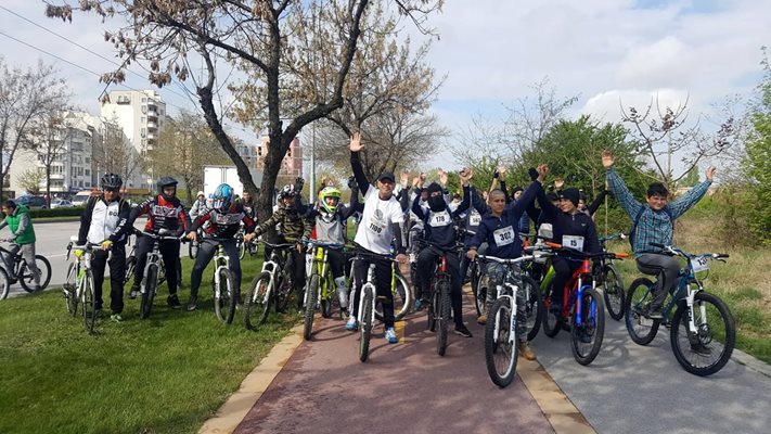 Кметът на район "Тракия" в Пловдив Костадин Димитров и участници във велошествието.

Снимка: Архив