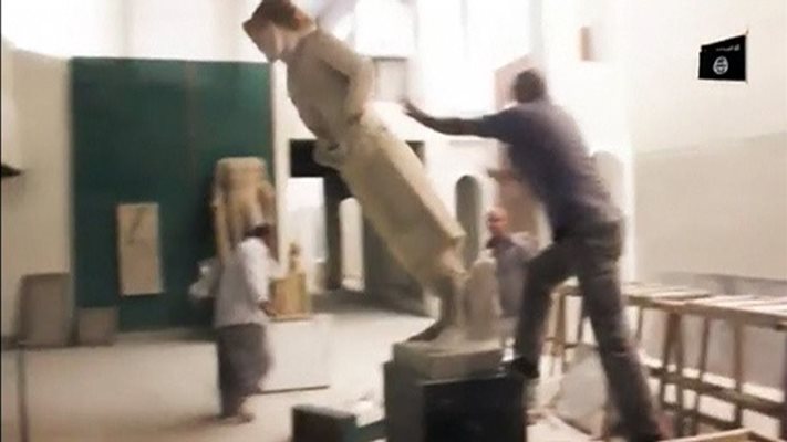Кадър от видеото, на който се вижда как джихадисти бутат статуи на 3000 години от пиедесталите им в музея в Мосул, преди да продължат да ги трошат с чукове.