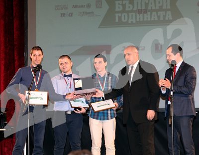 Министър-председателят Бойко Борисов връчва голямото отличие на Емилиян Кадийски, Тонко Влахов и Тихомир Кръстев, инициатори и двигатели на “Враца софтуер общество”