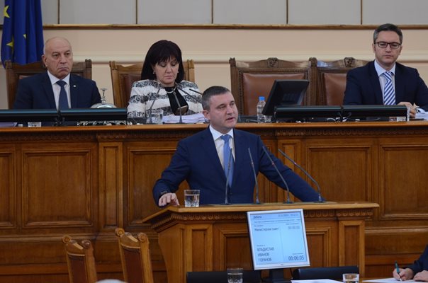 С 35% се е свило потреблението на горива след въвеждането на извънредното положение, става ясно от писмен отговор на финансовия министър Владислав Горанов на депутатски въпрос.