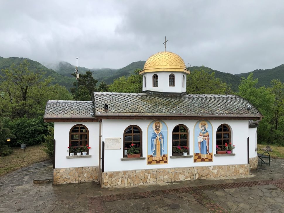 Храм “Свети Константин и Елена” в Мирково, едно от известните места в община Мирково 