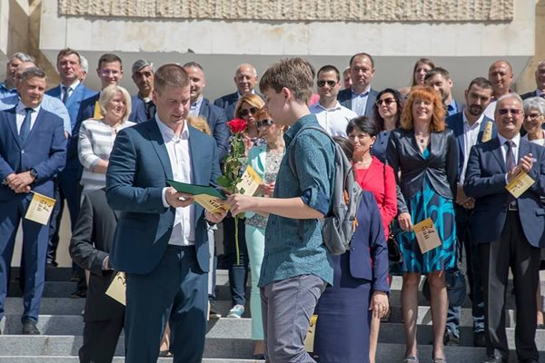 Кметът на Стара Загора Живко Тодоров връчва на Мирослав Минчев наградата “Млада Загора” на 24 май миналата година.

