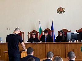 Студенти по право "осъдиха" свой колега на 3 години ефективно за кражба от тераса. Снимки: Никола Михайлов