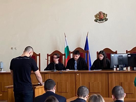 Студенти по право "осъдиха" свой колега на 3 години ефективно за кражба от тераса. Снимки: Никола Михайлов