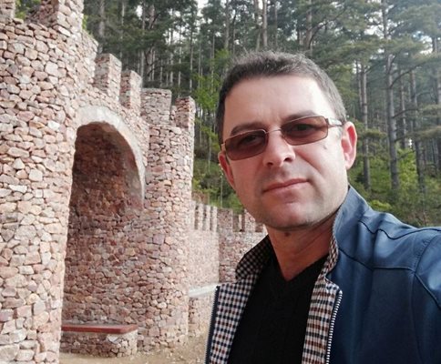 Кметът на кирковското село Кран Мустафа Юсеин изпрати до “24 часа” снимки и от разбития път