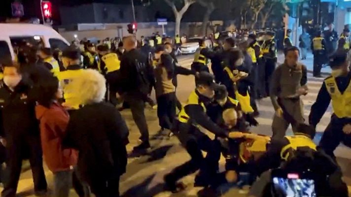 Полицаи задържаха хора по време на протест срещу коронавирус. СНИМКИ: РОЙТЕРС