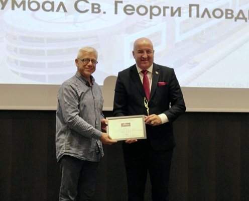 Доц. Иван Соколов (вдясно) получи наградата.