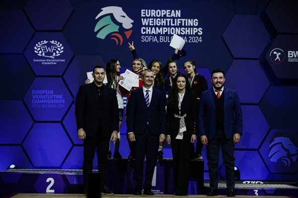 Димитър Илиев и Небие Кабак се включиха в награждаването на призьорите от европейското първенство в категория до 49 кг при жените.