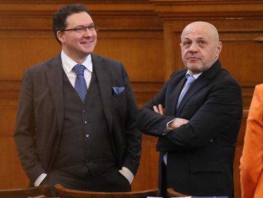 Даниел Митов с Томислав Дончев в пленарната зала стария парламент