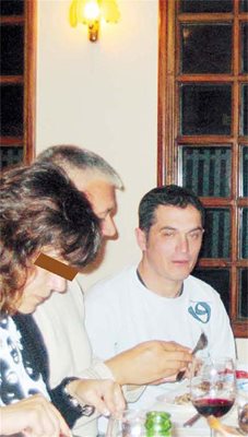 Герасим Николов (вдясно) в компания с приятели в Найроби