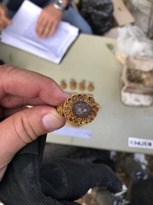 Златен пръстен, намерен от разследващ екип, който изрови над 1500 предмета с белезите на културни ценности в двор в Симеоновград. СНИМКА: АВТОРЪТ