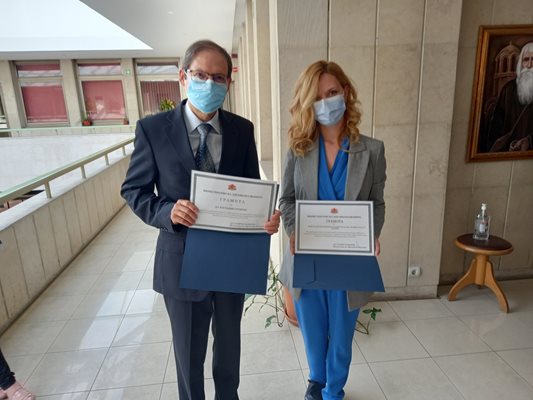 Д-р Костадин Сотиров и д-р Екатерина Петкова  с грамотите, които получиха.