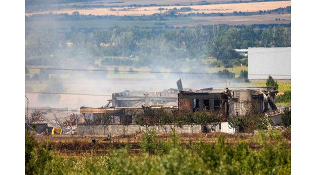 Част от сградите на изгорелите складове край Елин Пелин Снимка: Георги Палейков