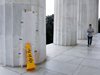 Напръскаха с червен спрей мемориала на Линкълн във Вашингтон (Видео)