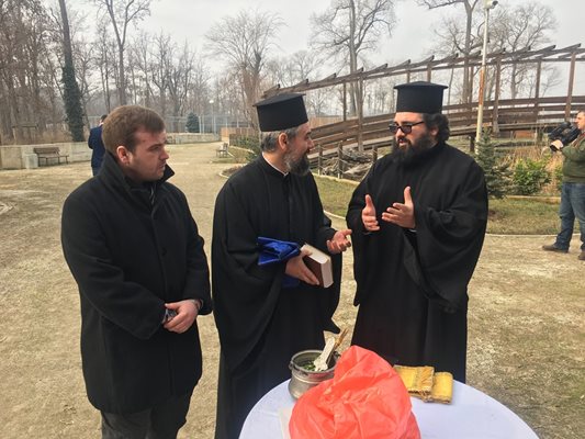 Свещениците ППантелеймон и Георги се включиха в гонитбата на "зли зелени сили". Снимки: Авторът