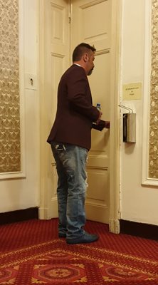 Депутатът от "Има такъв народ" Филип Станев беше порицан и получи забележка за товау че се появи в 46-ото НС със скъсани дънки.
