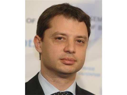 Бъдещият министър на икономиката Делян Добрев е от Хасково, икономическото си образование със степен "бакалавър" завършва в САЩ, специализирал е в Лондон.
СНИМКА: РУМЯНА ТОНЕВА
