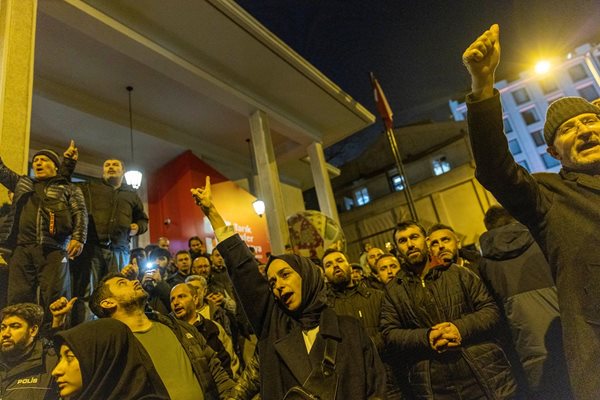 Протестиращи пред генералното консулство на Швеция в Истанбул СНИМКА: Ройтерс