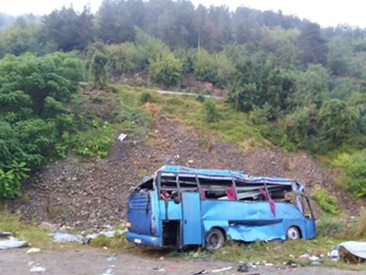 Синият автобус след катастрофата край Своге