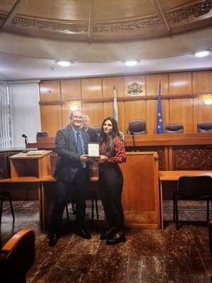 Председателят на Адвокатската колегия в Пловдив Георги Баев награди Симона Попова.